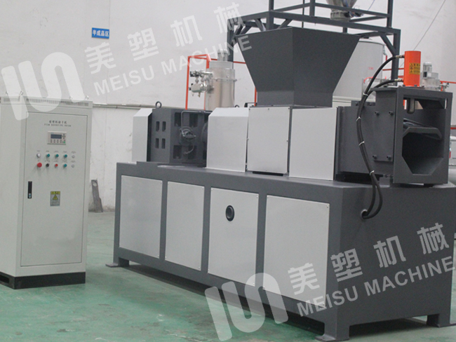 PE薄膜脫水機(jī)采用懸浮式避振結(jié)構(gòu)